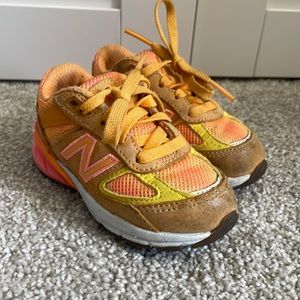 Toddler girls New Balance Sneaker size 6. 900V5
